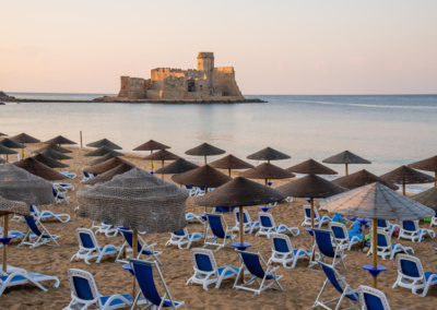 spiaggia con sdraio e ombrelloni