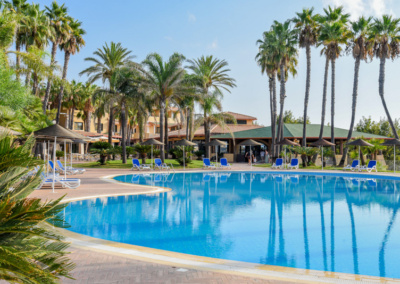 piscina con ombrelloni e sdraio
