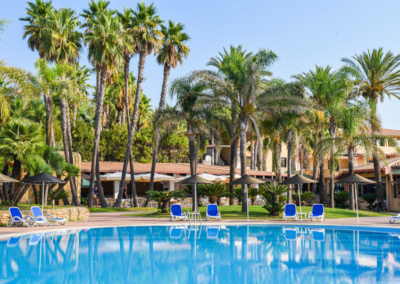 piscina con ombrelloni e sdraio