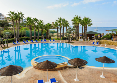 piscina con ombrelloni e sdraio